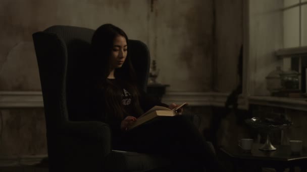 Bella giovane donna asiatica lettura libro di notte — Video Stock