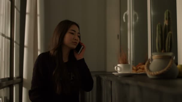 Gioioso asiatico giovane donna chatta sul cellulare — Video Stock