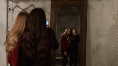 Şirin kızlar selfie alarak aynada yansıması