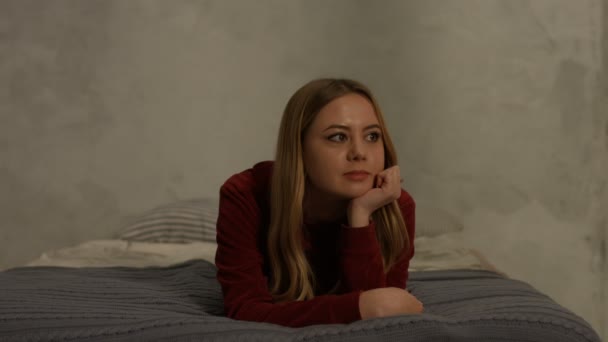 Charmante jeune femme blonde souriant sur le lit à la maison — Video