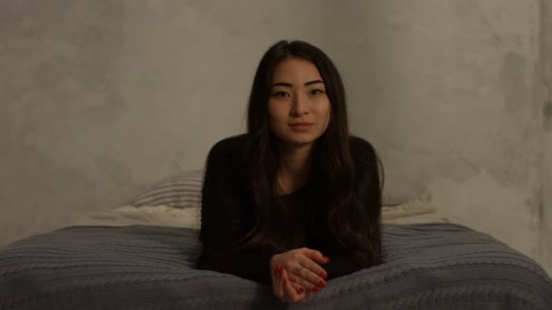 Gülümseyen şehvetli güzel Asyalı kız portresi — Stok video