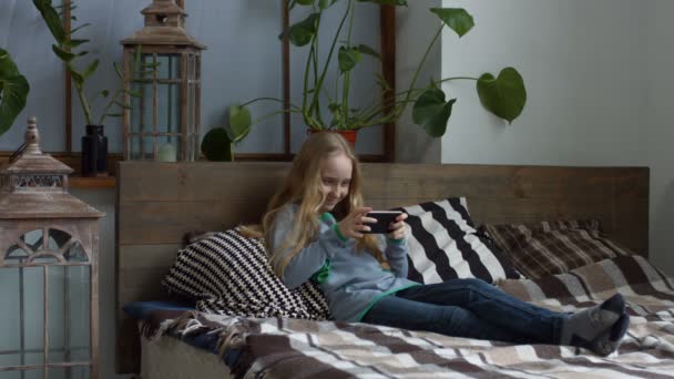 Estricta madre haciendo que su hija haga la tarea — Vídeo de stock