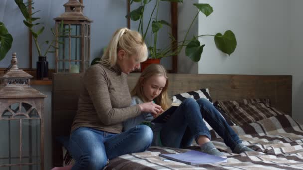 Mère aimante enseignant à son enfant à lire à la maison — Video