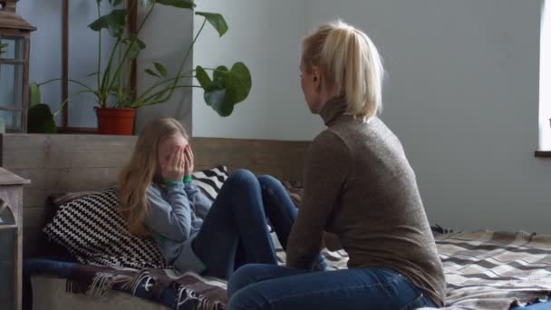 Liefdevolle moeder troost haar huilende dochter — Stockvideo