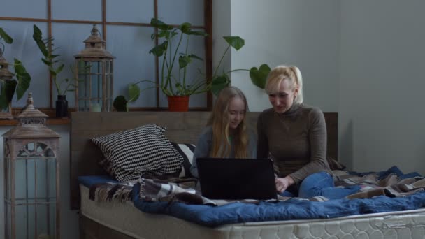 Веселая семья с видео-чатом с помощью ноутбука — стоковое видео