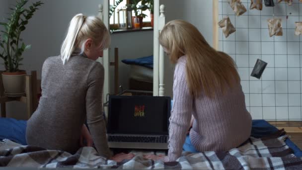 Радостные женщины с ноутбуками покупают дома — стоковое видео