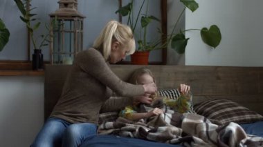 Endişeli anne hasta çocuk Sıcaklığı ölçme.