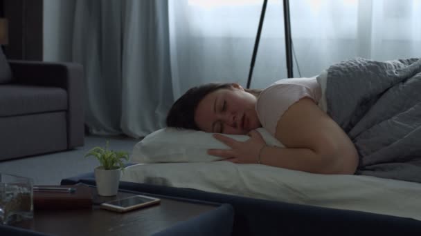 침대에서 큰 소리로 코를 고는 피곤된 매력적인 여자 — 비디오