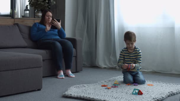 Mãe solteira e filho bonito desfrutando de lazer em casa — Vídeo de Stock