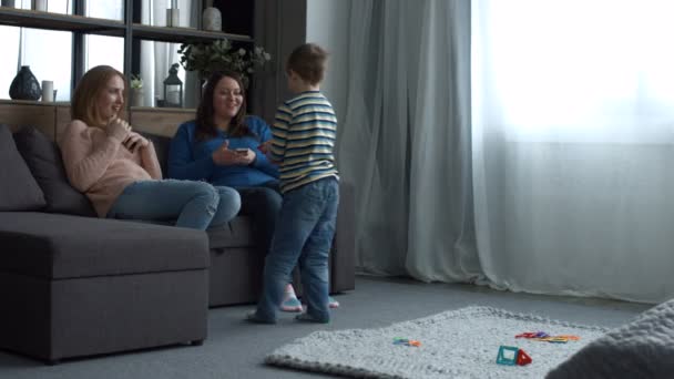 Boldog család gyermek pihentető hazai szobában — Stock videók