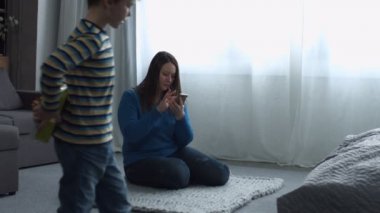 Küçük çocuk Anneler gününde annesi için mevcut vererek