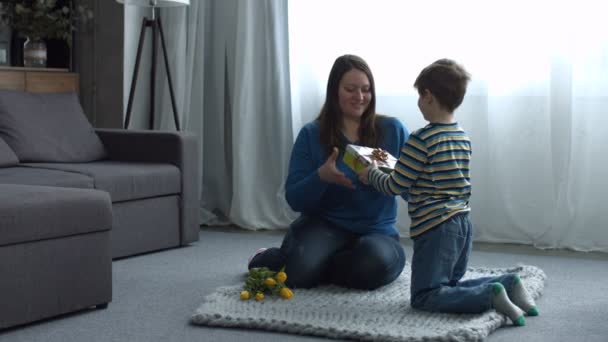 Mãe surpresa recebendo presente de seu filho — Vídeo de Stock