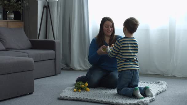 Schattig liitle zoon een cadeau te geven aan haar gelukkige moeder — Stockvideo