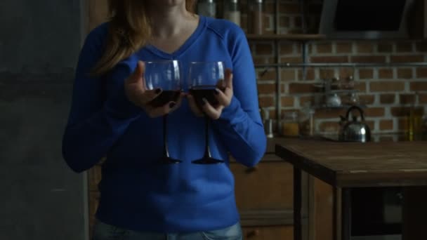 Hermosa mujer sirviendo vino tinto a una amiga — Vídeos de Stock