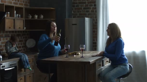 Веселі друзі-жінки проводять дозвілля на кухні — стокове відео