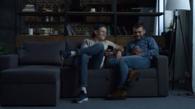 Hipster arkadaşlarım akıllı kanepede