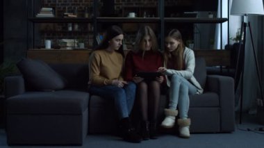 Güzel kızlar süre alışveriş online giyim seçimi