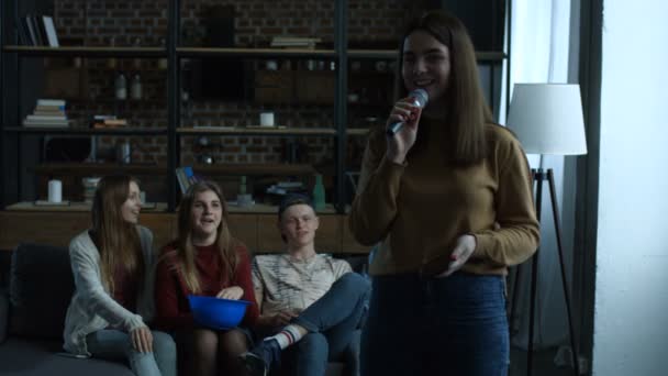 Nettes Mädchen singt Karaoke in Mikrofon zu Hause — Stockvideo