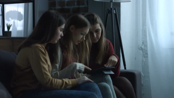 Шопоголічні дівчата купують онлайн з цифровим планшетом — стокове відео