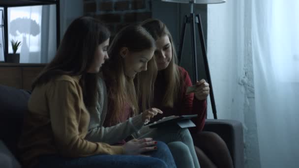 Mujeres positivas usando tableta digital para comprar en línea — Vídeos de Stock