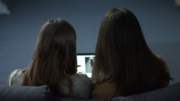 Şirin kızlar tablet ile internet sitesinde alışveriş online — Stok video