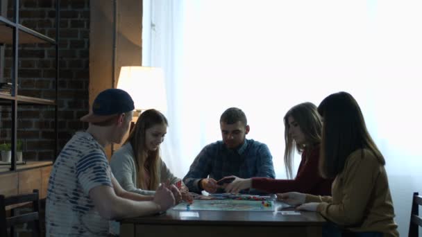 Adolescentes despreocupados desfrutar de tempo livre com jogo de mesa — Vídeo de Stock