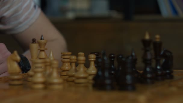 Белая ладья ловит черную ладью в шахматной игре — стоковое видео