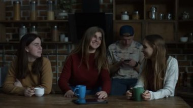 Üç genç kadın mutfakta kahve sohbet