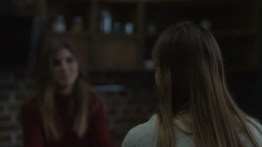 Mutfakta kahve içme gülümseyen kız portresi