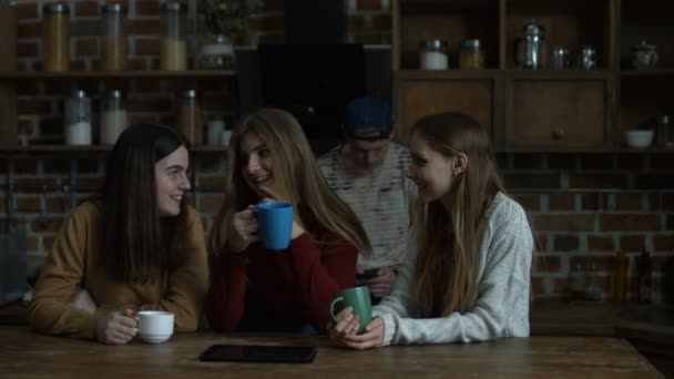 Emocionadas chicas alegres discutiendo los últimos chismes — Vídeo de stock