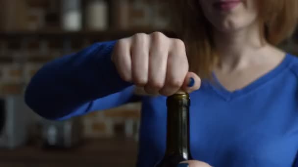 Mani femminili che aprono una bottiglia di vino rosso a casa — Video Stock