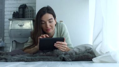 Güzel kadın tablet pc ile net sörf
