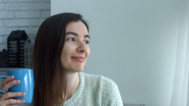 Evde kahve içme romantik güzel kadın