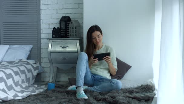 Mulher bonita com tablet pc relaxante em casa — Vídeo de Stock