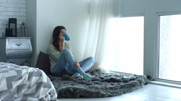 Mujer bonita disfrutando del café de la mañana en casa — Vídeos de Stock