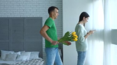 Sevgi dolu adam kız arkadaşıyla çiçekler şaşırtıcı