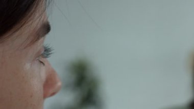 Sevimli genç kadın büyük bir aynada yansıması