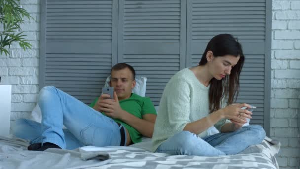 Ζευγάρι εθισμένοι στο smartphone και παιχνίδια σε απευθείας σύνδεση — Αρχείο Βίντεο