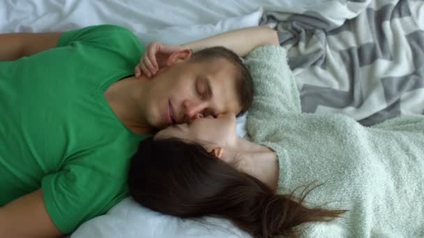 Romantikus pár az ágyon szembe — Stock videók