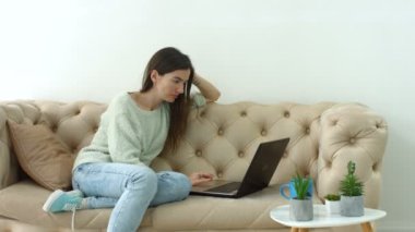 Laptop evde rahat güzel kadın bloglama