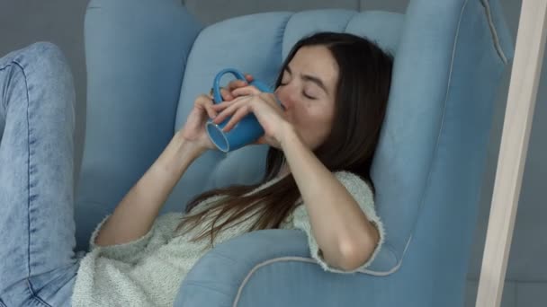 Härlig avslappnad kvinna njuta av färskt kaffe hemma — Stockvideo