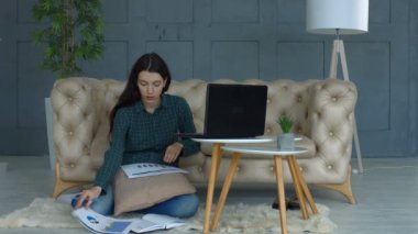Grafikler ve çizelgeler evde çalışma serbest meslek