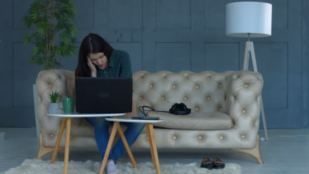 Aantrekkelijke vrouw geneesmiddel inneemt om releave van hoofdpijn — Stockvideo