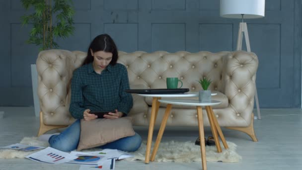 Креативная женщина с планшетным компьютером, работающим из дома — стоковое видео