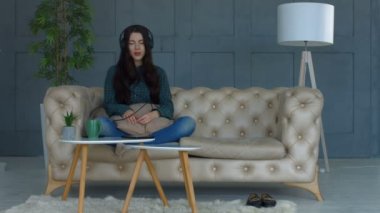 güzel genç kadın kulaklık müzik dinleme
