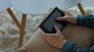 Boş ekran tablet elleri ile dokunarak erkek