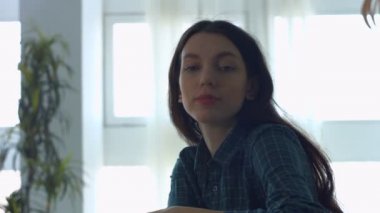 Kanepede yaslanmış güzel gülümseyen kadın portresi