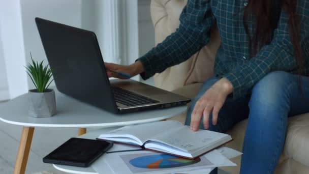 Mujer creativa trabajando en la nueva creación de empresas — Vídeos de Stock