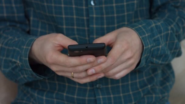 Женские руки печатают текстовые сообщения на смартфоне — стоковое видео