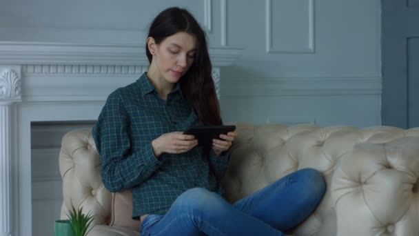 デジタル タブレットの自宅で休んで美しい女性 — ストック動画
